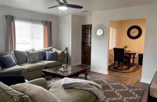 Riverside House | "Penny-3-1half" Beautiful 3 bedroom home with hardwood floors, laundry and AC in Riverside!