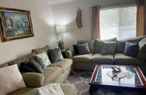 Riverside House | "Penny-3-1half" Beautiful 3 bedroom home with hardwood floors, laundry and AC in Riverside!