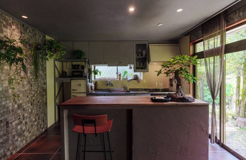 Tatsugo Villa | Perched naturally at the foot of a mountain in a national park - Grassroots