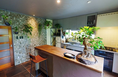 Tatsugo Villa | Perched naturally at the foot of a mountain in a national park - Grassroots