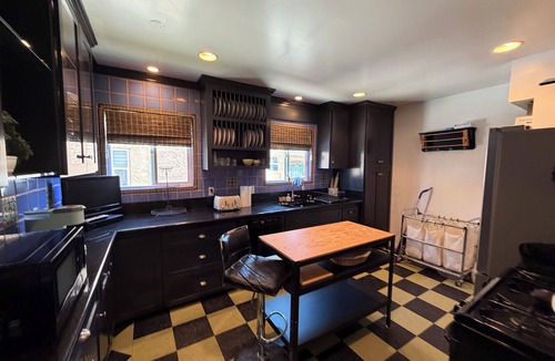 Mid-Wilshire House | Perfect 2-bedroom townhome with AC in delightful Los Angeles