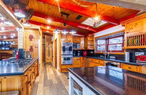 Oakhurst House | Perfect for Family Gatherings: Lakeside Beauty - 6bdrm with Pool & Spa