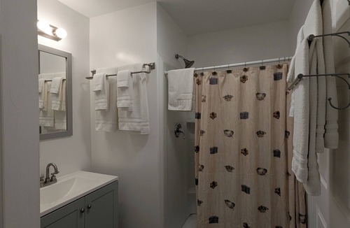 Klamath Cabin | Perfect home base for all things "Redwoods"! Space to park boat. Dog friendly.