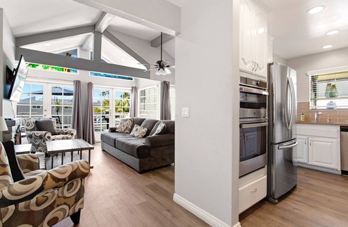 West Newport House | Perfect Newport Beach Location With Balcony & Spa