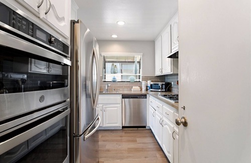 West Newport House | Perfect Newport Beach Location With Balcony & Spa