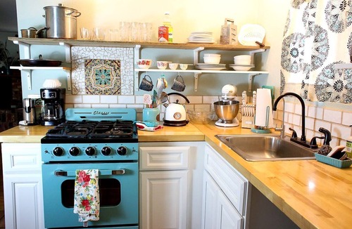 Rainbow CDP Cottage | Pet Friendly Breathtaking Cottage with Hot-tub in Rainbow, California