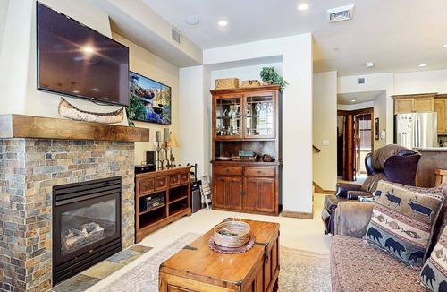 Woodwinds Condo | Pet-Friendly Bright Home on Golf Course. Gas Grill, Washer/Dryer & Hot Tub