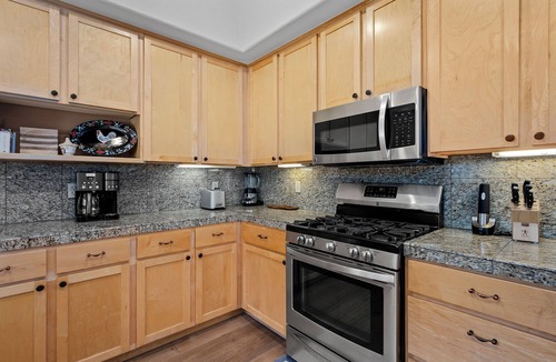 Truckee House | Pet-Friendly Retreat | A/C, King Suite | Walk to Clubhouse & Dining | Near Trail