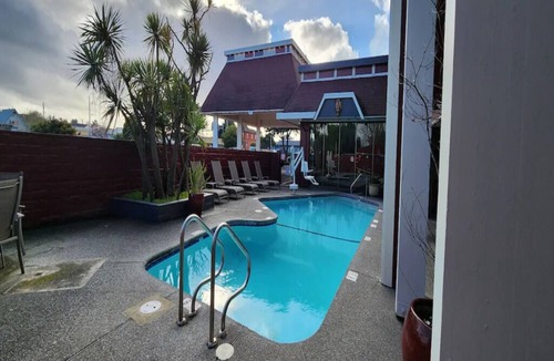 Downtown Hotel | Pet-Friendly Room Ideal for Travelers Exploring Scenic Arcata Bay & Sequoia Zoo
