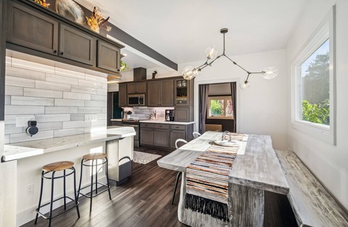 Northwood House | Pet’s FREE! Modern luxury steps from Russian River by RedAwning