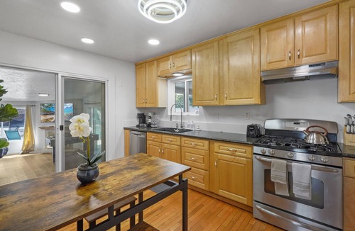 Riverside House | Pool - Game Room - FirePit - Free Parking - Sleeps 12 - Riverside Summer Getaway