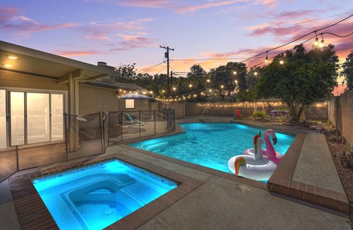 Riverside House | Pool - Game Room - FirePit - Free Parking - Sleeps 12 - Riverside Summer Getaway