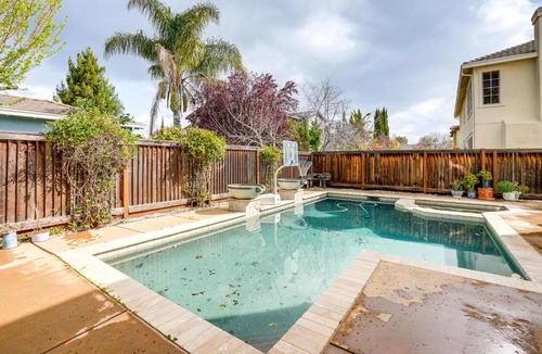 Brentwood Apartment | Pool & Hot Tub Access: Extended Stay in Brentwood!