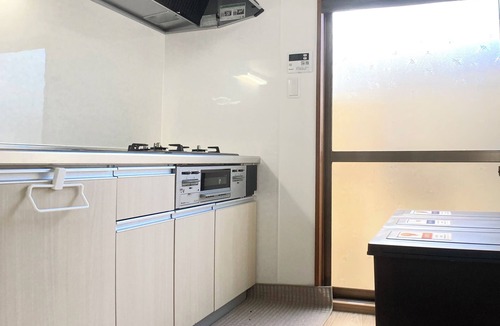 Minato House | [Popular Spot Near Osaka's USJ] Just a 10-minute boat ride to USJ! Just an 8-minute train ride to the Expo site! Just a 6-minute walk to Kaiyukan and Legoland! There's a limousine bus stop for Kansai Airport nearby!