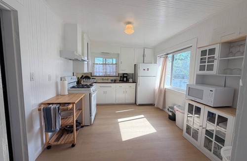 El Cerrito House | Prime location 2-bedroom house in El Cerrito for your getaway, pet friendly
