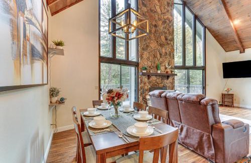 Lakehead House | Private Cabin w/Forest Views & Grill in Lakehead!