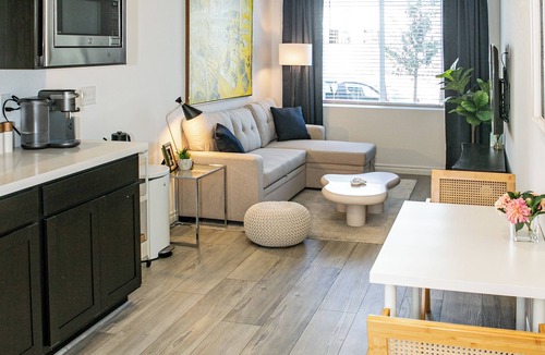 Spring Valley House | Private Entrance | 1-Bed Guesthouse | Tesla Rental | Sofa Bed | Kitchenette|