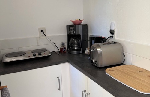 Leland Manor Cottage | Private fenced guesthouse perfect for a couple, near Stanford, Google, Facebook