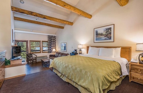 Bass Lake Hotel | Private Lakeside Haven near Yosemite National Park & Bass Lake
