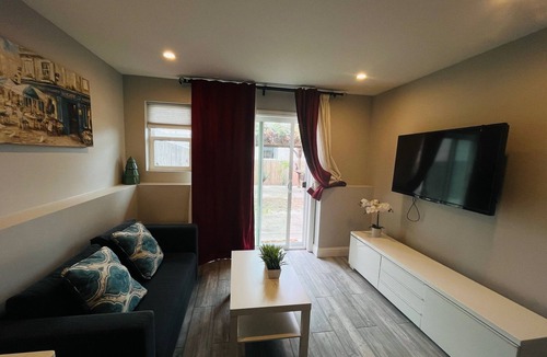 Lakeshore House | Private Suite 1Bd1Ba Living Room Kitchen in Decent and Convenient Neighborhood