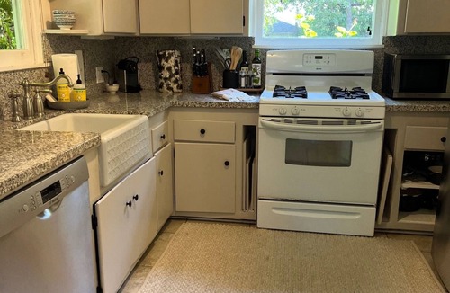Hollywood House | Quaint Quiet Home W/Pool Walk to Restaurants, Galleries, and Cafes