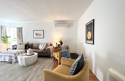 Hollywood House | Quaint Quiet Home W/Pool Walk to Restaurants, Galleries, and Cafes