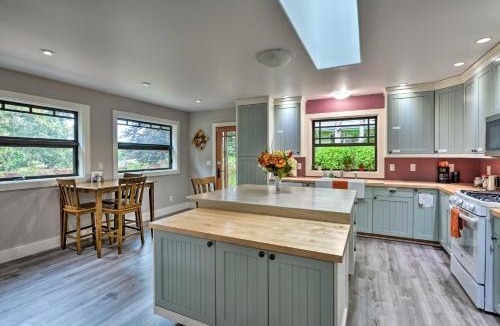 Eureka House | Quiet & Cozy Eureka Home Near Sequoia Park & Zoo!