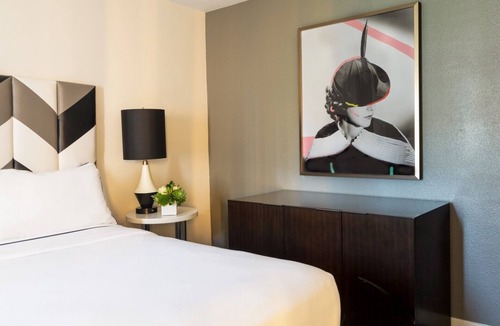 Norma Triangle Hotel | Rediscover Old Hollywood in Luxurious Suite l Rooftop Swimming Pool, Balcony