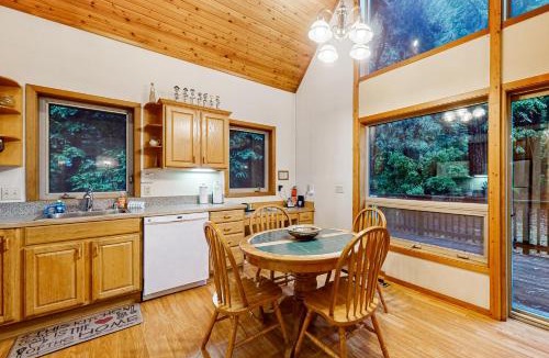 Mendocino House | Redwood Rest Getaway - Cedar Home with Loft & Deck