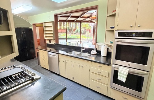 Eureka House | 🌲Redwood Retro- Charming and Elegant Home with Vintage Charm Surrounded by Redwoods🌲✌️