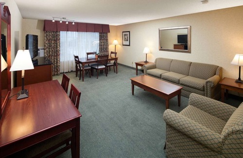 Downtown Hotel | Relax in a Modern Suite w/Premium Cable Near Humboldt Redwoods