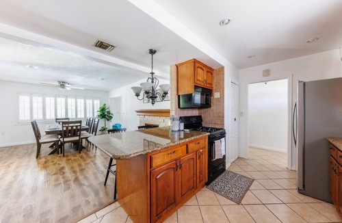 Southwest Anaheim Villa | Relax, Unpack, Stay Awhile l 4BR Pool Home