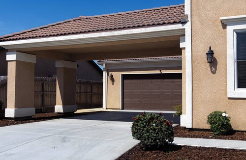 Tulare House | Relax & unwind+fire pit+pergola dining+cozy living