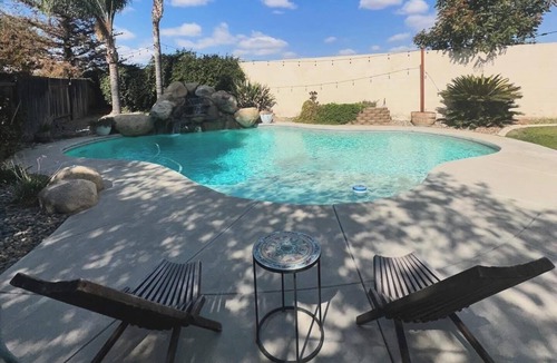 Greenacres House | Relaxing NW Bakersfield Home & Pool for travelers - 8 guests