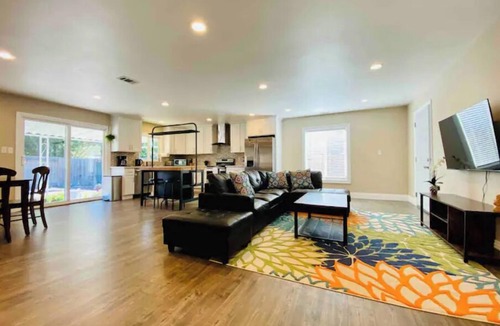 Newark House | Remodeled 3BR Home, 4-Car Parking, Sleeps 10, Silicon Valley
