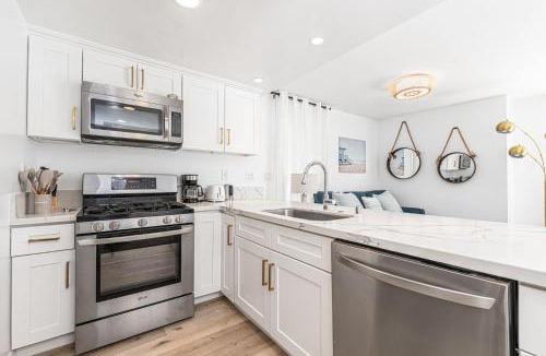 West Newport House | Remodeled 7Br Duplex Near Beach, Shops, And Dining By Beachview Rentals