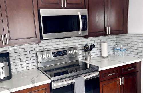 Las Vegas House | Remodeled; 8 min. to Strip; modern 4 BR 3 BA house; EV charging; 10,000 ft lot.