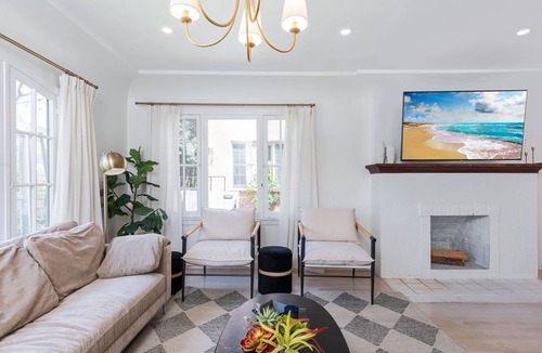 Pico - Robertson Apartment | Remodeled Pico-Robertson Apt · 3BR + Parking