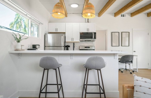 Talmadge Apartment | Renovated Cali chic studio w/AC