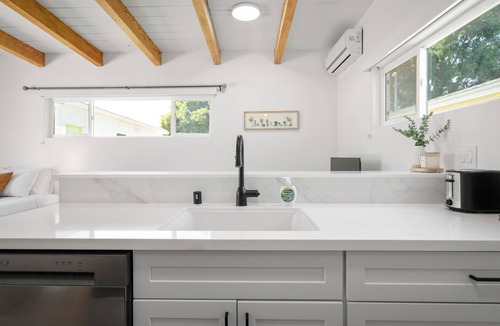 Talmadge Apartment | Renovated Cali chic studio w/AC