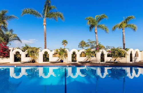 Central Mission Beach Hostel | Resort Queens at Bahia Resort Hotel, Spa & Tennis, Steps from Mission Bay