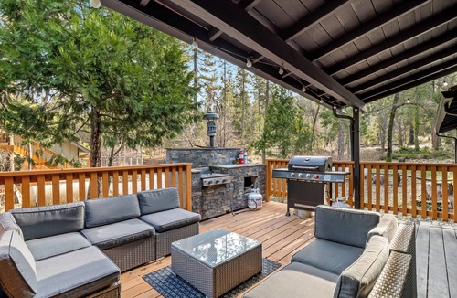 Oakhurst House | Retreat home tucked away in the forest, perfect for big groups, near Bass Lake