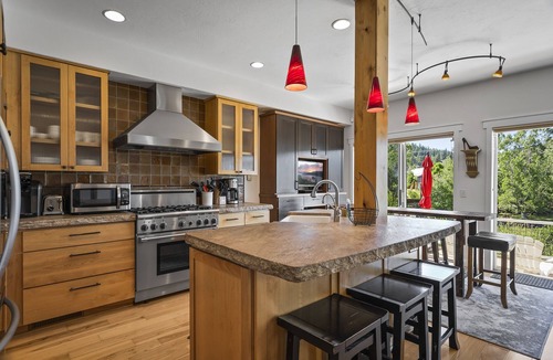 Downtown House | Riverfront Cabin Escape w/Hot Tub & King Suite | Near Hiking Trails & Fishing