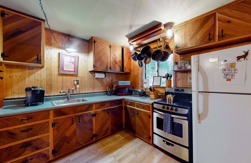 Pla-Vada Woodlands House | Riverfront dog-friendly retreat with a rustic flair & wood stove, near skiing