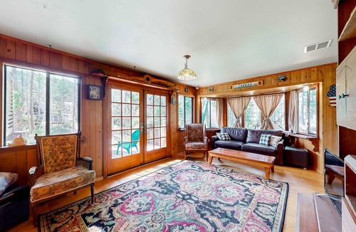 Pla-Vada Woodlands House | Riverfront dog-friendly retreat with a rustic flair & wood stove, near skiing