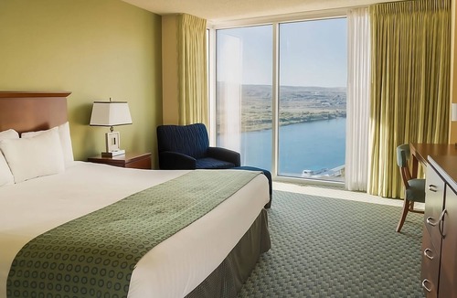 Laughlin Hotel | Riverview King Room | Aquarius Casino Resort | Colorado River View