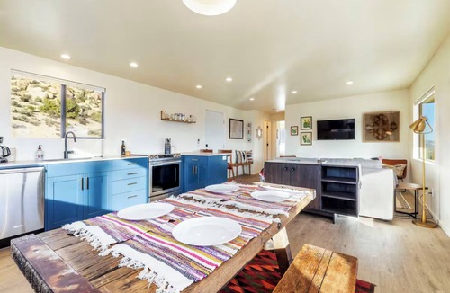 Yucca Valley Cabin | Rocky Roost: Cowboy Tub, Hot Tub, AC & Stargazing