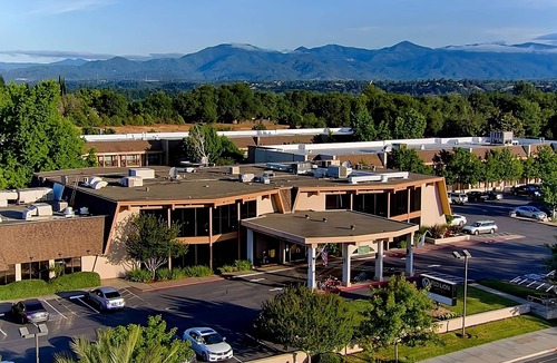 Redding House | Romantic Vacay! Spacious Unit, Pool, Restaurant