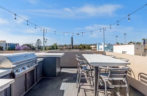 Crown Point House | Rooftop Bar w Bay View, Private Jacuzzi, BBQ and Parking for Two Cars