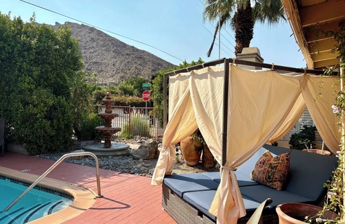 Historic Tennis Club Apartment | 🌸Room 2️⃣ in a former boutique hotel, two blocks from Downtown Palm Springs 🌞